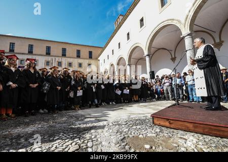 Per le strade di Palermo, 550 laureati della sessione autunnale hanno marciato. La cerimonia di laurea si è conclusa con il tradizionale 'lancio del tocco', che si è svolto nel complesso monumentale di Sant'Antonino. La processione è stata aperta dal Rettore dell'Università di Palermo Fabrizio Micari, dal Direttore Generale Antonio Romeo e dalle autorità accademiche. Palermo, 26 ottobre 2019. (Foto di Francesco Militello Mirto/NurPhoto) Foto Stock