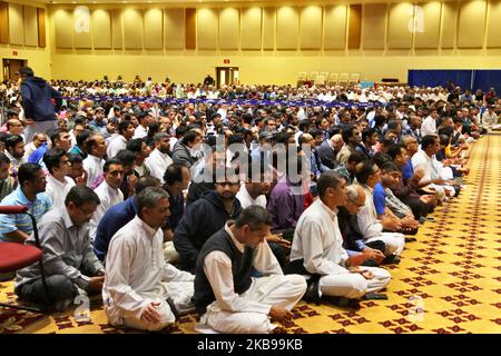 Centinaia di devoti indù ascoltano i bhajan (canzoni devozionali) al BAPS Shri Swaminarayan Mandir in occasione di Sharad Purnima il 13 ottobre 2019 a Toronto, Ontario, Canada. (Foto di Creative Touch Imaging Ltd./NurPhoto) Foto Stock