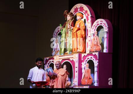 Il sacerdote indù esegue speciali preghiere al BAPS Shri Swaminarayan Mandir in occasione di Sharad Purnima il 13 ottobre 2019 a Toronto, Ontario, Canada. (Foto di Creative Touch Imaging Ltd./NurPhoto) Foto Stock