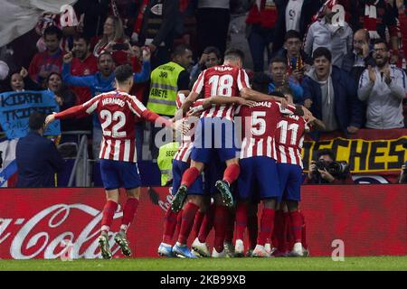 I giocatori dell'Atletico de Madrid celebrano il gol durante la partita della Liga tra l'Atletico de Madrid e l'Athletic Club de Bilbao allo stadio Wanda Metropolitano di Madrid, Spagna. Ottobre 26, 2019. (Foto di A. Ware/NurPhoto) Foto Stock