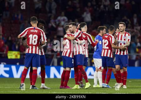 I giocatori dell'Atletico de Madrid celebrano la vittoria dopo la partita della Liga tra l'Atletico de Madrid e l'Athletic Club de Bilbao allo stadio Wanda Metropolitano di Madrid, Spagna. Ottobre 26, 2019. (Foto di A. Ware/NurPhoto) Foto Stock