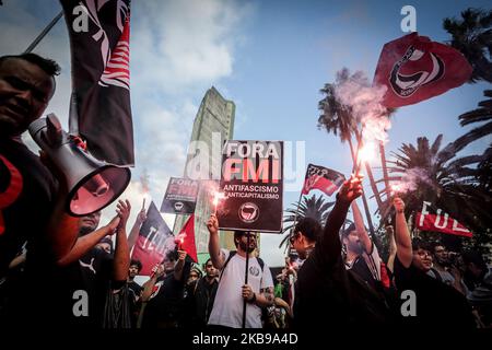 Manifestanti durante la marcia Antifascista nella regione centrale della città di Sao Paulo, Brasile, il 26 ottobre 2019. (Foto di Fabio Vieira/FotoRua/NurPhoto) Foto Stock