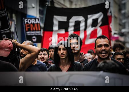 Manifestanti durante la marcia Antifascista nella regione centrale della città di Sao Paulo, Brasile, il 26 ottobre 2019. (Foto di Fabio Vieira/FotoRua/NurPhoto) Foto Stock