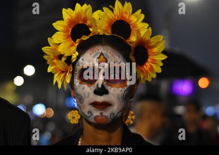 I partecipanti prendono parte alla Mega parata di Catrinas come parte della celebrazione della Giornata della tradizione messicana dei morti "dia de Muertos" a Reforma Avenue il 26 ottobre 2019 a Città del Messico, Messico. La Giornata della Celebrazione dei morti è stata nominata nel 2003 dal patrimonio culturale immateriale dell'umanità dell'UNESCO (Foto di Eyepix/NurPhoto) Foto Stock