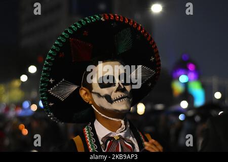 I partecipanti prendono parte alla Mega parata di Catrinas come parte della celebrazione della Giornata della tradizione messicana dei morti "dia de Muertos" a Reforma Avenue il 26 ottobre 2019 a Città del Messico, Messico. La Giornata della Celebrazione dei morti è stata nominata nel 2003 dal patrimonio culturale immateriale dell'umanità dell'UNESCO (Foto di Eyepix/NurPhoto) Foto Stock