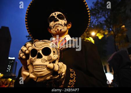 I partecipanti prendono parte alla Mega parata di Catrinas come parte della celebrazione della Giornata della tradizione messicana dei morti "dia de Muertos" a Reforma Avenue il 26 ottobre 2019 a Città del Messico, Messico. La Giornata della Celebrazione dei morti è stata nominata nel 2003 dal patrimonio culturale immateriale dell'umanità dell'UNESCO (Foto di Eyepix/NurPhoto) Foto Stock