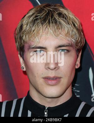 HOLLYWOOD, LOS ANGELES, CALIFORNIA, USA - 26 OTTOBRE: L'attore Cody Fern indossando Louis Vuitton arriva alla "American Horror Story" 100th Episode Celebration tenutasi presso l'Hollywood Forever Cemetery il 26 ottobre 2019 a Hollywood, Los Angeles, California, Stati Uniti. (Foto di Xavier Collin/Image Press Agency/NurPhoto) Foto Stock