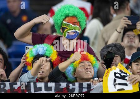 I fan si godono l'atmosfera che precede la partita di semifinale della Coppa del mondo di rugby 2019 tra il Galles e il Sud Africa all'International Stadium Yokohama il 27 ottobre 2019 a Yokohama, Kanagawa, Giappone. (Foto di Alessandro di Ciommo/NurPhoto) Foto Stock