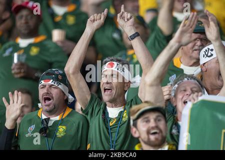 I fan si godono l'atmosfera che precede la partita di semifinale della Coppa del mondo di rugby 2019 tra il Galles e il Sud Africa all'International Stadium Yokohama il 27 ottobre 2019 a Yokohama, Kanagawa, Giappone. (Foto di Alessandro di Ciommo/NurPhoto) Foto Stock