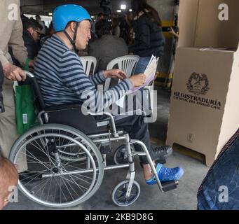 Un uomo su sedia a rotelle vota alle elezioni locali e regionali a Bogotà, Colombia, il 27 ottobre 2019. (Foto di Daniel Garzon Herazo/NurPhoto) Foto Stock