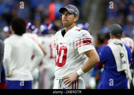 Eli Manning (10), quaterback dei New York Giants, guarda da un lato durante la seconda metà di una partita di football contro i New York Giants a Detroit, Michigan USA, domenica 27 ottobre 2019. (Foto di Amy Lemus/NurPhoto) Foto Stock