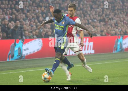 Joel Veltman (Ajax) e Ridgeciano HAPS (Feyenoord) hanno ritratto durante la 2019/20° Eredivie fixture tra AFC Ajax e Feyenoord Rotterdam a Johan Cruijff Arena, il 27 ottobre 2019. (Foto di Federico Guerra Moran/NurPhoto) Foto Stock