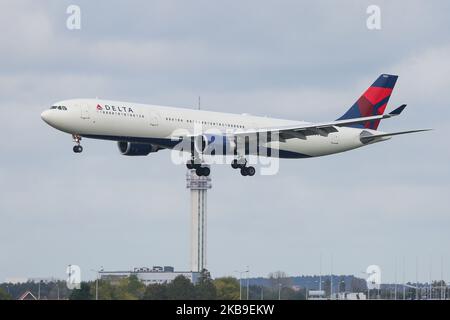 Delta Air Lines Airbus A330-300 come visto su un approdo finale all'aeroporto internazionale Schiphol di Amsterdam AMS EHAM nei Paesi Bassi. L'aeroplano Airbus A333 è dotato di 2x motori a reazione GE. ETOPS e la registrazione N831NW. Delta collega la città olandese tramite voli transatlantici a lungo raggio e voli a largo raggio con Atlanta, Boston, Detroit, Minneapolis St. Paul, New York JFK, Orlando, Portland OR, Salt Lake City, Seattle Tacoma, Los Angeles e Tampa. Delta Airlines DAL DL è la seconda compagnia aerea più grande al mondo da parte dei passeggeri trasportati e membro dell'alleanza aerea SkyTeam. Ottobre Foto Stock