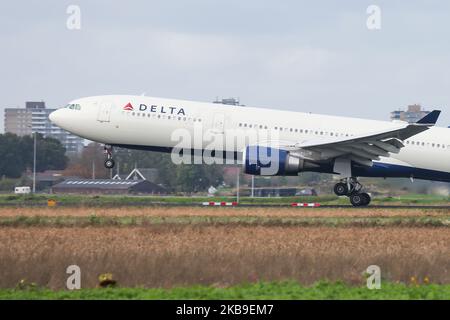 Delta Air Lines Airbus A330-300 come visto su un approdo finale all'aeroporto internazionale Schiphol di Amsterdam AMS EHAM nei Paesi Bassi. L'aeroplano Airbus A333 è dotato di 2x motori a reazione GE. ETOPS e la registrazione N831NW. Delta collega la città olandese tramite voli transatlantici a lungo raggio e voli a largo raggio con Atlanta, Boston, Detroit, Minneapolis St. Paul, New York JFK, Orlando, Portland OR, Salt Lake City, Seattle Tacoma, Los Angeles e Tampa. Delta Airlines DAL DL è la seconda compagnia aerea più grande al mondo da parte dei passeggeri trasportati e membro dell'alleanza aerea SkyTeam. Ottobre Foto Stock