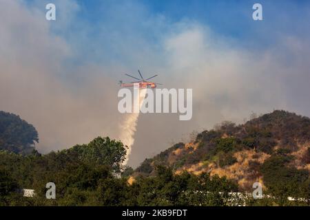 Un incendio si brucia vicino al prestigioso Getty Museum, situato nel passo Sepulveda a Los Angeles, CA, USA, il 28 ottobre 2019 (Foto di John Fredricks/NurPhoto) Foto Stock
