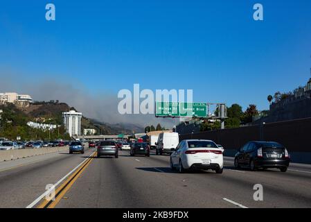 Un incendio si brucia vicino al prestigioso Getty Museum, situato nel passo Sepulveda a Los Angeles, CA, USA, il 28 ottobre 2019 (Foto di John Fredricks/NurPhoto) Foto Stock