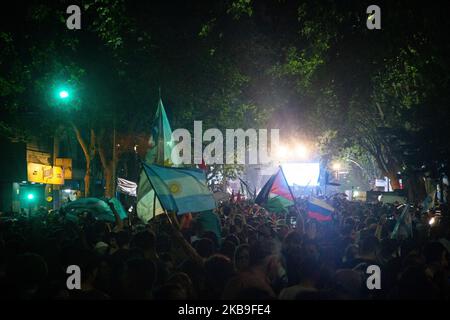 Il sostenitore del neoeletto presidente argentino Alberto Fernandez festeggia dopo la vittoria alle elezioni presidenziali del 27 ottobre 2019 a Buenos Aires, Argentina. Secondo i risultati ufficiali, Alberto Fernandez ha il 48,03% dei voti e presidente argentino e candidato Mauricio Macri il 40,44%, con 96,22 dei voti contati (Foto di Federico Rotter/NurPhoto) Foto Stock