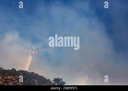 Un incendio si brucia vicino al prestigioso Getty Museum, situato nel passo Sepulveda a Los Angeles, CA, USA, il 28 ottobre 2019 (Foto di John Fredricks/NurPhoto) Foto Stock