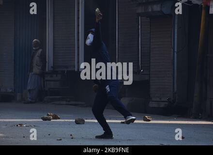 Un protester lancia pietre durante gli scontri a Srinagar, Kashmir il 29 ottobre 2019. Proteste e scontri sono stati segnalati da molte aree del Kashmir a seguito della visita dei legislatori europei del gruppo 27 nella valle del Kashmir. Il delagation avrà accesso alla situazione in tutto il Kashmir dopo che il governo indiano ha revocato l'articolo 370 della sua costituzione, che ha concesso l'autonomia del Kashmir. (Foto di Faisal Khan/NurPhoto) Foto Stock