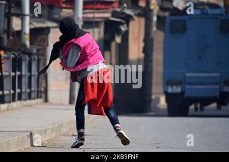 Un protester femminile lancia pietre durante gli scontri a Srinagar, Kashmir il 29 ottobre 2019. Proteste e scontri sono stati segnalati da molte aree del Kashmir a seguito della visita dei legislatori europei del gruppo 27 nella valle del Kashmir. Il delagation avrà accesso alla situazione in tutto il Kashmir dopo che il governo indiano ha revocato l'articolo 370 della sua costituzione, che ha concesso l'autonomia del Kashmir. (Foto di Faisal Khan/NurPhoto) Foto Stock