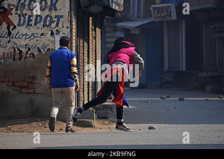 Un protester femminile lancia pietre durante gli scontri a Srinagar, Kashmir il 29 ottobre 2019. Proteste e scontri sono stati segnalati da molte aree del Kashmir a seguito della visita dei legislatori europei del gruppo 27 nella valle del Kashmir. Il delagation avrà accesso alla situazione in tutto il Kashmir dopo che il governo indiano ha revocato l'articolo 370 della sua costituzione, che ha concesso l'autonomia del Kashmir. (Foto di Faisal Khan/NurPhoto) Foto Stock