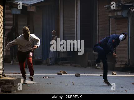 I manifestanti di Kashmiri lanciano pietre durante i clahes a Srinagar, Kashmir, il 29 ottobre 2019. Proteste e scontri sono stati segnalati da molte aree del Kashmir a seguito della visita dei legislatori europei del gruppo 27 nella valle del Kashmir. Il delagation avrà accesso alla situazione in tutto il Kashmir dopo che il governo indiano ha revocato l'articolo 370 della sua costituzione, che ha concesso l'autonomia del Kashmir. (Foto di Faisal Khan/NurPhoto) Foto Stock