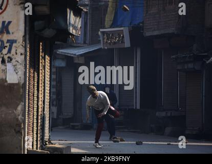 I manifestanti di Kashmiri lanciano pietre durante i clahes a Srinagar, Kashmir, il 29 ottobre 2019. Proteste e scontri sono stati segnalati da molte aree del Kashmir a seguito della visita dei legislatori europei del gruppo 27 nella valle del Kashmir. Il delagation avrà accesso alla situazione in tutto il Kashmir dopo che il governo indiano ha revocato l'articolo 370 della sua costituzione, che ha concesso l'autonomia del Kashmir. (Foto di Faisal Khan/NurPhoto) Foto Stock