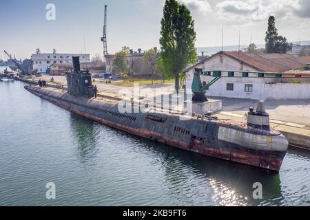 Una vista del sottomarino bulgaro 'Slava' (Gloria) più recente e fuori servizio. Il sottomarino Slava è stato fabbricato nel 1960 nell'ex URSS. È lunga 76 metri, larga 7 metri e alta 6 metri. Può immergersi fino a 300 metri sotto la superficie dell'acqua e viaggiare ad una velocità massima di 15,3 nodi, può trasportare 8 siledos ed operare la portata in Nord America. Il sottomarino non è mai stato catturato sui sonar delle navi NATO durante le esercitazioni di Unione. Dopo il 1989, quando la situazione politica in Bulgaria cambiò, i sottomarini bulgari iniziarono a tenere esercizi insieme alle forze navali turche. Dopo l'avvio di Foto Stock