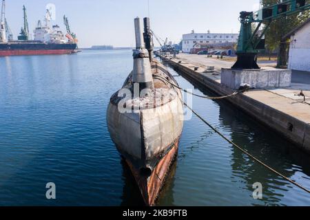 Una vista del sottomarino bulgaro 'Slava' (Gloria) più recente e fuori servizio. Il sottomarino Slava è stato fabbricato nel 1960 nell'ex URSS. È lunga 76 metri, larga 7 metri e alta 6 metri. Può immergersi fino a 300 metri sotto la superficie dell'acqua e viaggiare ad una velocità massima di 15,3 nodi, può trasportare 8 siledos ed operare la portata in Nord America. Il sottomarino non è mai stato catturato sui sonar delle navi NATO durante le esercitazioni di Unione. Dopo il 1989, quando la situazione politica in Bulgaria cambiò, i sottomarini bulgari iniziarono a tenere esercizi insieme alle forze navali turche. Dopo l'avvio di Foto Stock