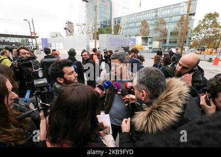 L'operaio ferroviario della compagnia ferroviaria statale francese (SNCF) del Technicenter Chatillon TGV Technicenter parla con la stampa mentre protesta di fronte alla sede della società SNCF, a Saint-Denis, vicino a Parigi, il 29 ottobre 2019. In origine uno sciopero locale a Chatillon che è stato espresso senza preavviso e senza l'approvazione di unions.This movimento spontaneo rischia di chiamare altri prima del giorno di mobilitazione del dicembre 5th. 7 TGV Atlantique su 10 non circolò questo lunedì dalla stazione di Montparnasse. (Foto di Michel Stoupak/NurPhoto) Foto Stock