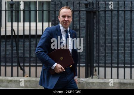 Il Segretario di Stato per la Salute e l'assistenza sociale Matt Hancock lascia il 10 Downing Street nel centro di Londra dopo aver partecipato alla riunione settimanale del Gabinetto il 29 ottobre 2019 a Londra, Inghilterra. Il governo presenterà la proposta di legge unica per modificare la legge sui parlamenti a tempo determinato (FTPA) per consentire le elezioni generali pre-Natale, poiché ieri i deputati hanno respinto la proposta del governo che chiedeva che le elezioni si svolgeranno il 12 dicembre 2019. (Foto di Wiktor Szymanowicz/NurPhoto) Foto Stock