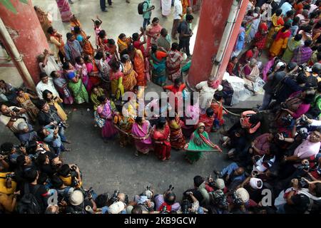 I devoti indiani che raccolgono riso santo durante l'Annakut Utsav (Govardhan Puja) a Madan Mohon Mandir il 29,2019 ottobre a Kolkata, in India. Le persone in gran numero si riuniscono al tempio e raccolgono le offerte di riso nella convinzione che il riso le manterrà in buone condizioni e mai nella vita si troverà ad affrontare la povertà o la scarsità di cibo. (Foto di Debajyoti Chakraborty/NurPhoto) Foto Stock