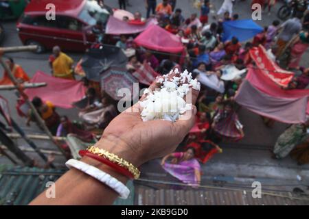 I devoti indiani che raccolgono riso santo durante l'Annakut Utsav (Govardhan Puja) a Madan Mohon Mandir il 29,2019 ottobre a Kolkata, in India. Le persone in gran numero si riuniscono al tempio e raccolgono le offerte di riso nella convinzione che il riso le manterrà in buone condizioni e mai nella vita si troverà ad affrontare la povertà o la scarsità di cibo. (Foto di Debajyoti Chakraborty/NurPhoto) Foto Stock