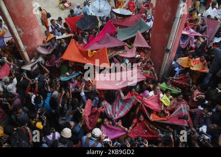 I devoti indiani che raccolgono riso santo durante l'Annakut Utsav (Govardhan Puja) a Madan Mohon Mandir il 29,2019 ottobre a Kolkata, in India. Le persone in gran numero si riuniscono al tempio e raccolgono le offerte di riso nella convinzione che il riso le manterrà in buone condizioni e mai nella vita si troverà ad affrontare la povertà o la scarsità di cibo. (Foto di Debajyoti Chakraborty/NurPhoto) Foto Stock