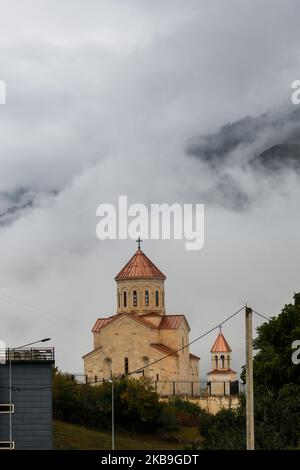 Mattina nebbia sopra la chiesa di San Nicola a Mestia, la capitale della regione di Svaneti in Georgia il 26 settembre 2019. Svaneti si trova nelle montagne del Caucaso Centrale, circondato da 3000-5000 cime, è abitato dal sottogruppo etnico Svans in Georgia. Mestia è la capitale amministrativa di Svaneti. (Foto di Dominika Zarzycka/NurPhoto) Foto Stock