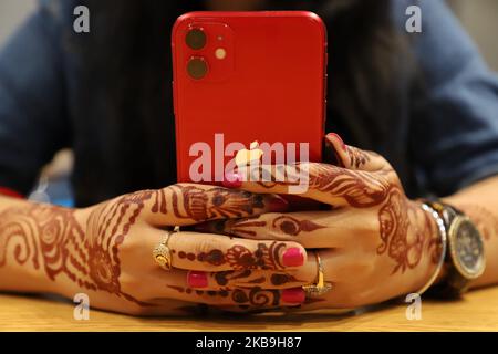 Una ragazza utilizza un iPhone 11 a Nuova Delhi, India il 30 ottobre 2019 (Foto di Nasir Kachroo/NurPhoto) Foto Stock
