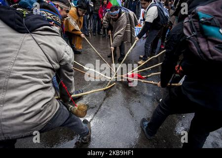 Osorno, Cile. 29 ottobre 2019. Le comunità indigene di Mapuche-Williche hanno marciato per sostenere il processo socio-politico del Cile. Essi chiedono l'attuazione di un'Assemblea costituente per ottenere autonomia, autodeterminazione e buona vita nel loro territorio ancestrale a Osorno, Cile. (Foto di Fernando Lavoz/NurPhoto) Foto Stock