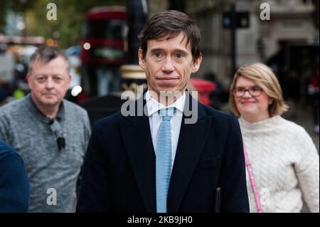 Rory Stewart MP visto fuori del Parlamento il 30 ottobre 2019 a Londra, Inghilterra. Il Regno Unito è destinato ad andare ai sondaggi il 12 dicembre dopo che i parlamentari hanno sostenuto la richiesta di prime Minster di elezioni anticipate e che l'Unione europea ha concesso un'etensione sulla Brexit fino al 31 gennaio 2020. (Foto di Wiktor Szymanowicz/NurPhoto) Foto Stock