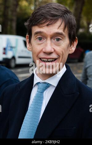 Rory Stewart MP visto fuori del Parlamento il 30 ottobre 2019 a Londra, Inghilterra. Il Regno Unito è destinato ad andare ai sondaggi il 12 dicembre dopo che i parlamentari hanno sostenuto la richiesta di prime Minster di elezioni anticipate e che l'Unione europea ha concesso un'etensione sulla Brexit fino al 31 gennaio 2020. (Foto di Wiktor Szymanowicz/NurPhoto) Foto Stock