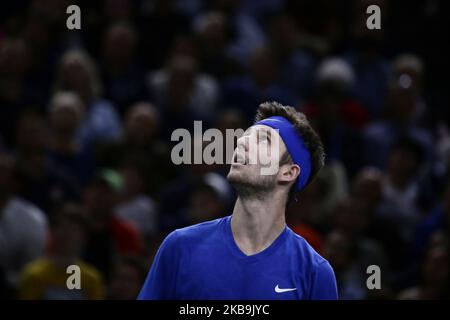 Il francese Corentin Moutet colpisce una palla durante il singolo maschile del 32 del torneo di tennis Paris Masters contro il serbo Novak Djokovic. Il 30 ottobre 2019 a Parigi, Francia. (Foto di Ibrahim Ezzat/NurPhoto) Foto Stock