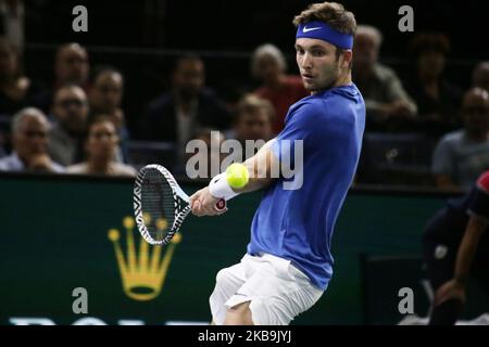 Il francese Corentin Moutet colpisce una palla durante il singolo maschile del 32 del torneo di tennis Paris Masters contro il serbo Novak Djokovic. Il 30 ottobre 2019 a Parigi, Francia. (Foto di Ibrahim Ezzat/NurPhoto) Foto Stock