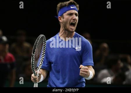 Il francese Corentin Moutet colpisce una palla durante il singolo maschile del 32 del torneo di tennis Paris Masters contro il serbo Novak Djokovic. Il 30 ottobre 2019 a Parigi, Francia. (Foto di Ibrahim Ezzat/NurPhoto) Foto Stock