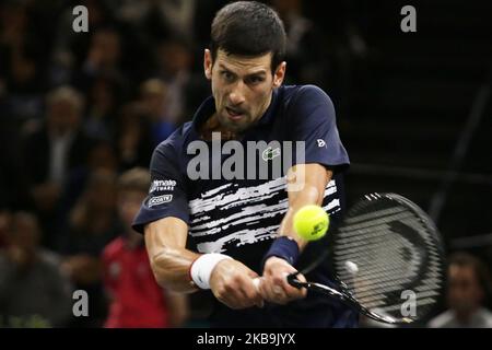 Il Novak Djokovic serbo colpisce una palla durante il singolo maschile del 32° torneo di tennis del Paris Masters contro il francese Corentin Moutet. Il 30 ottobre 2019 a Parigi, Francia. (Foto di Ibrahim Ezzat/NurPhoto) Foto Stock