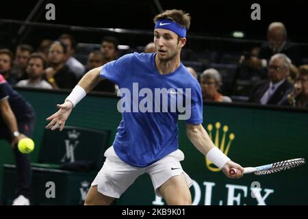 Il francese Corentin Moutet colpisce una palla durante il singolo maschile del 32 del torneo di tennis Paris Masters contro il serbo Novak Djokovic. Il 30 ottobre 2019 a Parigi, Francia. (Foto di Ibrahim Ezzat/NurPhoto) Foto Stock