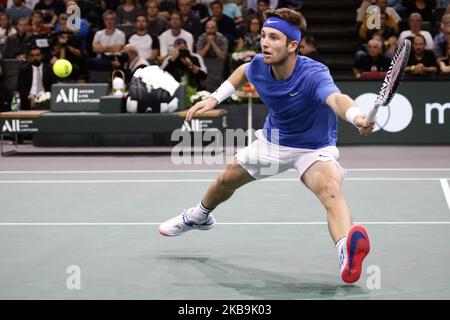 Il francese Corentin Moutet colpisce una palla durante il singolo maschile del 32 del torneo di tennis Paris Masters contro il serbo Novak Djokovic. Il 30 ottobre 2019 a Parigi, Francia. (Foto di Ibrahim Ezzat/NurPhoto) Foto Stock