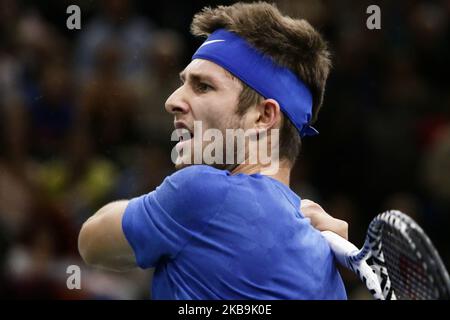 Il francese Corentin Moutet colpisce una palla durante il singolo maschile del 32 del torneo di tennis Paris Masters contro il serbo Novak Djokovic. Il 30 ottobre 2019 a Parigi, Francia. (Foto di Ibrahim Ezzat/NurPhoto) Foto Stock