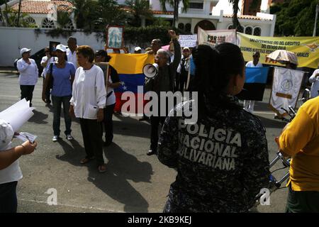 La Gilda degli infermieri e degli operatori sanitari ha marciato dalle prime ore del 30 ottobre 30, 2019 a Maracaibo Venezuela. Gli operatori sanitari avviano uno sciopero nazionale di 24 ore, assisteranno solo alle emergenze e alle aree critiche come le sale parto e le cure intensive. La misura è dovuta alla grave situazione sanitaria del paese, oltre ad un salario di vita secondo la loro professionalità, attrezzi di lavoro uniformi, guanti, camici, fornitura di medicinali per ospedali, acqua che è un servizio prioritario per il funzionamento delle aree sanitarie, cibo e pulizia delle stesse. E tutte le condizioni minime Th Foto Stock