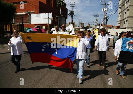 La Gilda degli infermieri e degli operatori sanitari ha marciato dalle prime ore del 30 ottobre 30, 2019 a Maracaibo Venezuela. Gli operatori sanitari avviano uno sciopero nazionale di 24 ore, assisteranno solo alle emergenze e alle aree critiche come le sale parto e le cure intensive. La misura è dovuta alla grave situazione sanitaria del paese, oltre ad un salario di vita secondo la loro professionalità, attrezzi di lavoro uniformi, guanti, camici, fornitura di medicinali per ospedali, acqua che è un servizio prioritario per il funzionamento delle aree sanitarie, cibo e pulizia delle stesse. E tutte le condizioni minime Th Foto Stock