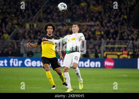 Axel Witsel di Borussia Dortmund e Laszlo Beni di Mönchengladbach durante la seconda partita della DFB Cup tra Borussia Dortmund e Borussia Mönchengladbach al Signal Iduna Park il 30 ottobre 2019 a Dortmund, Germania. (Foto di Peter Niedung/NurPhoto) Foto Stock