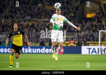 Axel Witsel di Borussia Dortmund e Laszlo Beni di Mönchengladbach durante la seconda partita della DFB Cup tra Borussia Dortmund e Borussia Mönchengladbach al Signal Iduna Park il 30 ottobre 2019 a Dortmund, Germania. (Foto di Peter Niedung/NurPhoto) Foto Stock